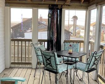 2 Story Beach House with full screen porch - Short walk to beach - Marshfield - Balcón