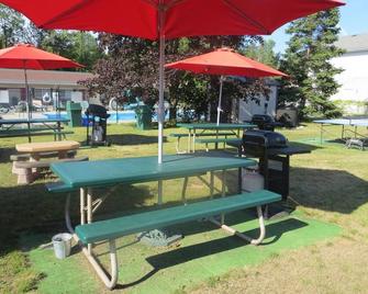 J&J Motel - Wasaga Beach - Innenhof