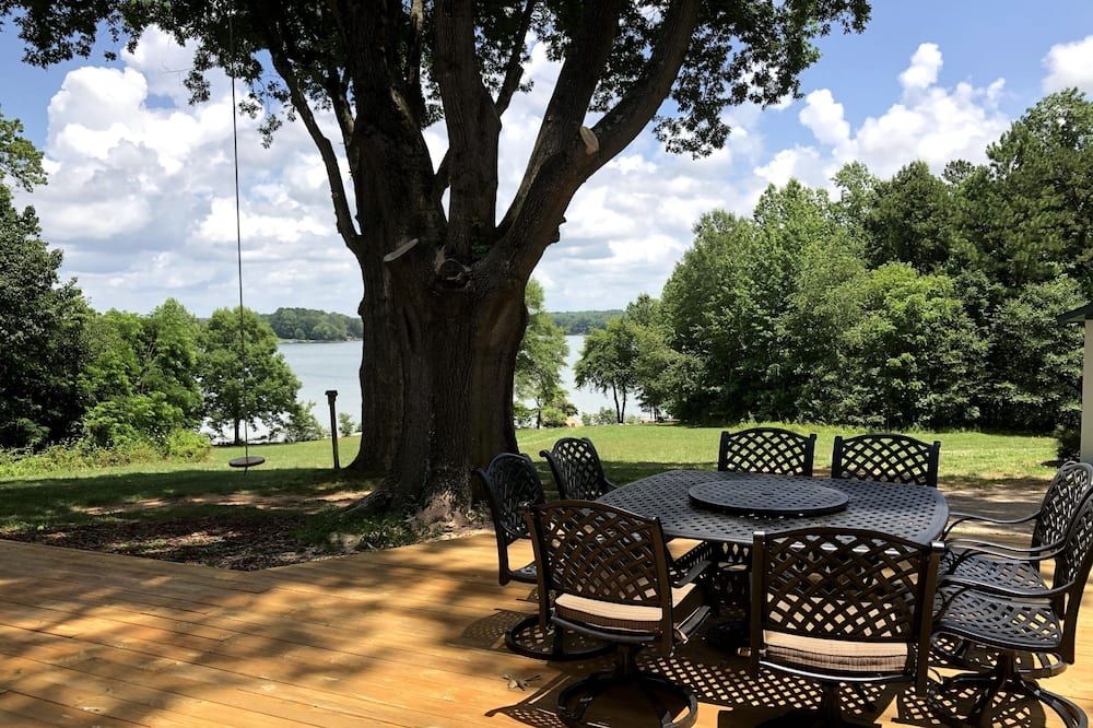 Five Acres and 400' of Crystal Clear Lake Front - Shelby - Innenhof