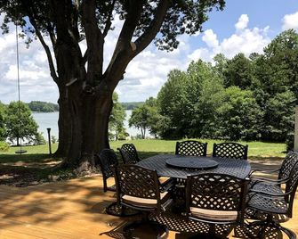 Five Acres and 400' of Crystal Clear Lake Front - Shelby - Innenhof