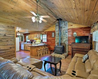 Secluded Cabin with Pond about 37 Mi to Gulf Coast! - Wiggins - Sala de estar