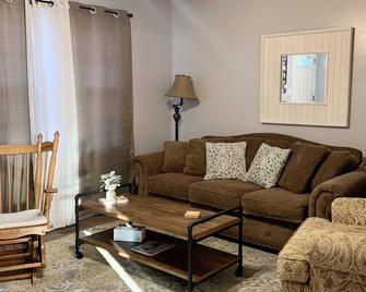 Three Bedroom Quiet Clean Home Centrally Located in Florence - Florence - Living room