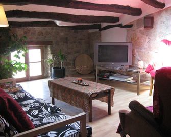 Comfort, great views 110kms from Barcelona on Route of the Cisters - Forés - Sala de estar