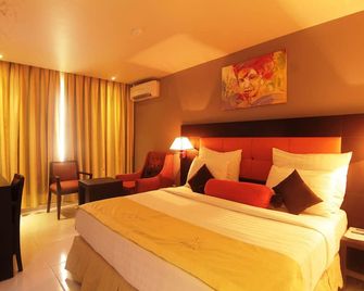 Oakspring Hotel And Luxury Suites - Lagos - Bedroom