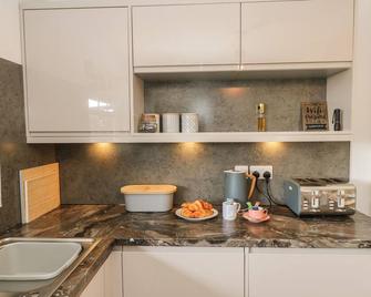 The Coach House, Pet Friendly, With A Garden In Brighstone - Newport - Kitchen