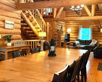 Hidden Log Cabin | Hot Tub | Ping Pong | Family | - Goshen - Comedor