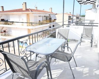 Doukas Aparthotel - Ofrinio - Balcón