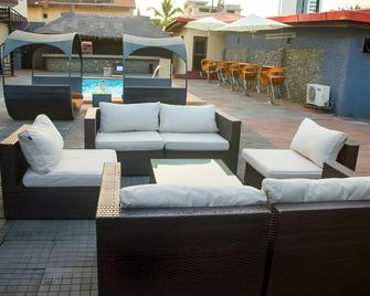 The Palmview Manor Hotel - Lagos - Patio