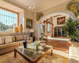 لا بوسادا ديل مار هوتل - دينايا - غرفة معيشة