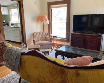 Historic Cortez Cottage - Prescott - Living room