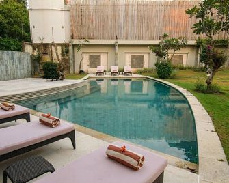Villa At Umalas With Quiet Area Perfect For Holiday - North Kuta - Piscina