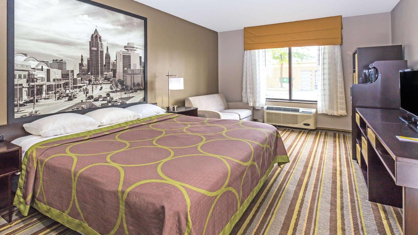 Super 8 by Wyndham Delavan Near Lake Geneva