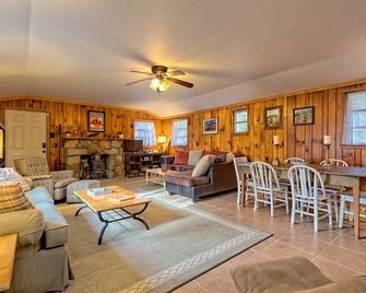 Cozy cabin with hot tub in the heart of all the best of Rabun County! - Clayton - Living room