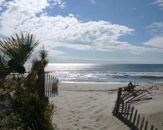 Beautiful Oceanside 5 BR, 3rd home from private Beach, Great Ocean Views - Barnegat Light - Playa