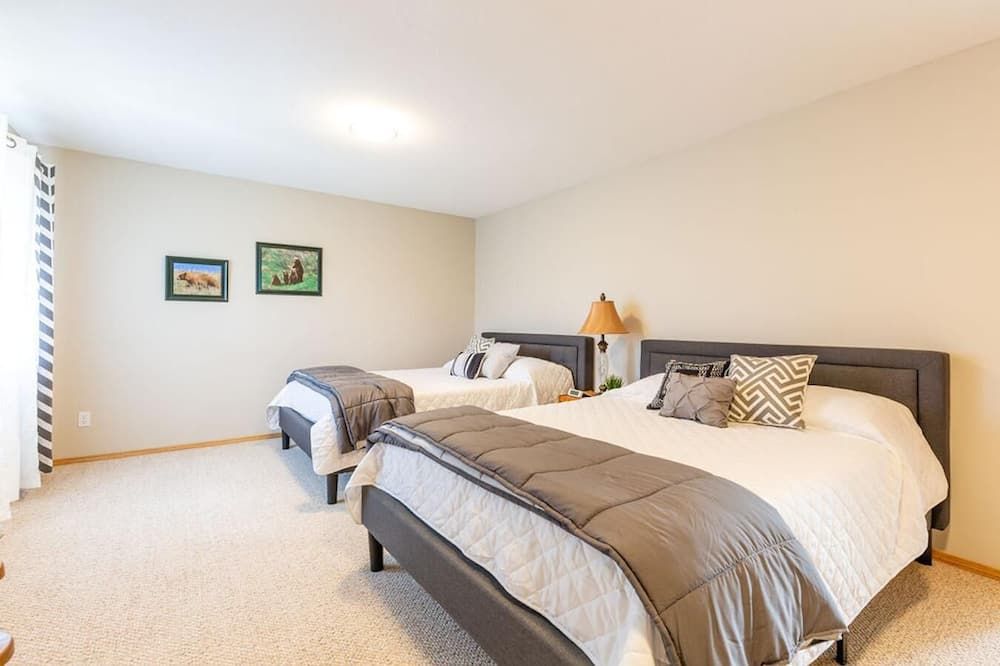 Sleeps 32 - 5 mins. from Waterton - Whole House - Waterton - Habitación