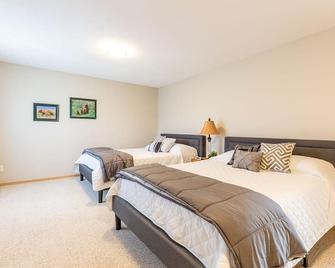 Sleeps 32 - 5 mins. from Waterton - Whole House - Waterton - Slaapkamer