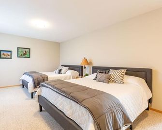 Sleeps 32 - 5 mins. from Waterton - Whole House - Waterton - Habitación