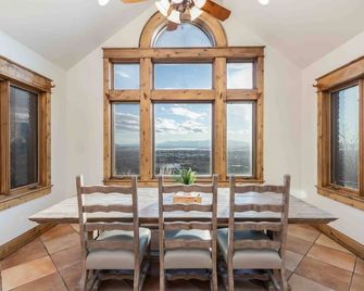 Farmington Oasis-Views, Space & Comfort 1.25 acres - Farmington - Comedor