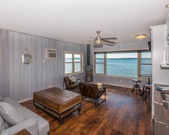 Gull Lake Cottage With Lakeside Boathouse - Brainerd - Living room