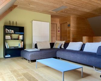 Contemporary chalet located in the mountains, on an organic agricultural estate - Égliseneuve-dʼEntraigues - Salon