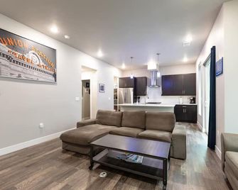 Modern townhome w/ rooftop patio in RiNo/ Five Points, Denver - Denver - Living room
