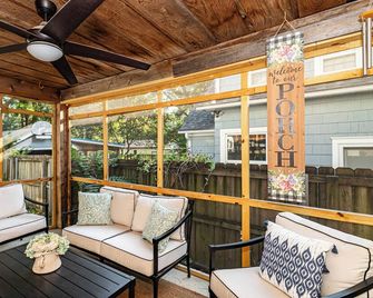 Walk to ISU and Stadium with Fire Pit, Fenced Yard - Ames - Balkon