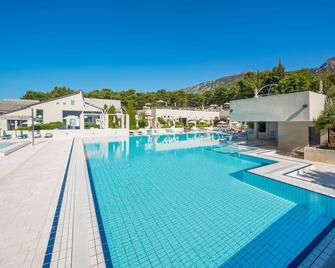 Bretanide Sport & Wellness Resort - Bol - Piscină