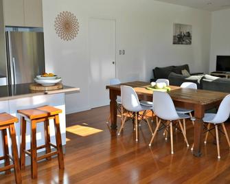 A unique family escape in Byron Bay. - Skinners Shoot - Dining room
