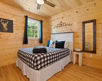 Blue Birch Cottage: A Romantic Couple's Cabin! - Stanley - Bedroom