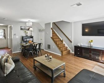 Bickelscape: Private Yard & Near DC - Sterling - Living room