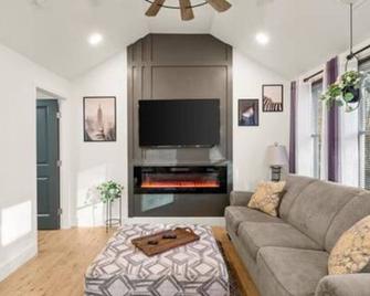 New Decatur Bungalow - Decatur - Living room