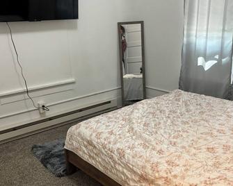 Cozy house in peaceful Great Falls with WiFi, AC - Great Falls - Bedroom