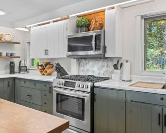 Waterfront Cottage Retreat w/ Dock & Firepit - Port Severn - Kitchen