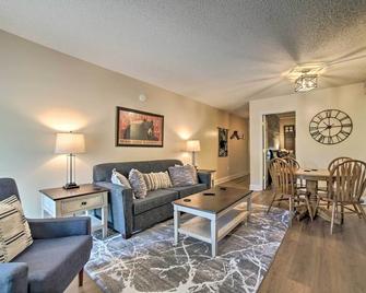 Gatlinburg Condo with Smoky Mtn Views Walk to Dwtn! - Gatlinburg - Wohnzimmer