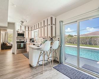 Lighthouse Point Beach Home: dream pool, 10 min to beach, 10ppl, 2 masters! - Lighthouse Point - Kitchen