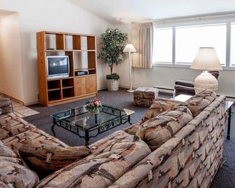 Quality Inn and Suites Bremerton near Naval Shipyard - Bremerton - Bedroom