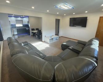 Large 3 Bed Apartment in Lyndhurst close to NYC - Lyndhurst - Living room