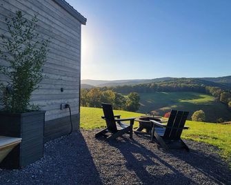 Tiny Escape w/ dry sauna & mountain views - Lost River - Patio