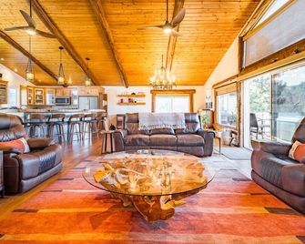 Hot Tub Fire Pit Game Room Large Deck Views Angels Camp Lodge by AvantStay - Big Bear Lake - Living room