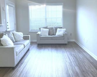 Lovely 1 Bed Room unit with Free Parking - Dunwoody - Living room
