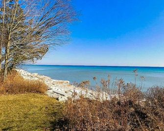 Lakefront Cabin Hot Tub Playground Fire Pit - Algoma - Playa
