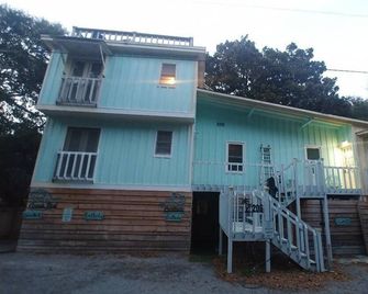 Walk to the beach, restaurants, bars and shopping. Park the car and enjoy Folly - Folly Beach - Edificio