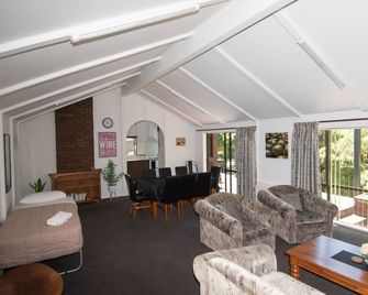 Middle Park Motel - Blenheim - Living room