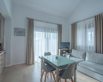 Kalli's Apartments - Nikiti - Sala de estar