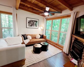 Hummingbird Treehouse w/ Hot Tub & Firepit - Monteagle - Huiskamer