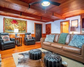 Helen's Newest Riverfront Rental on the Chattahoochee River - Helen - Sala de estar