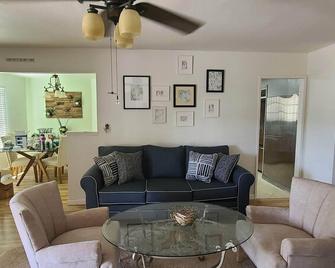 Wonderful 3BD 3BA Smarthome w/ multiple decks and large dock! - Clearlake Oaks - Sala de estar