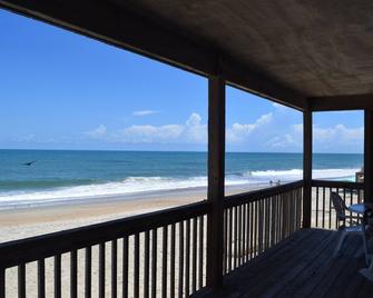 Two Bedroom Oceanfront Beach House - Buxton - Balcon