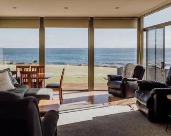 Oceanfront - Absolute Waterfront - Bicheno - Wohnzimmer