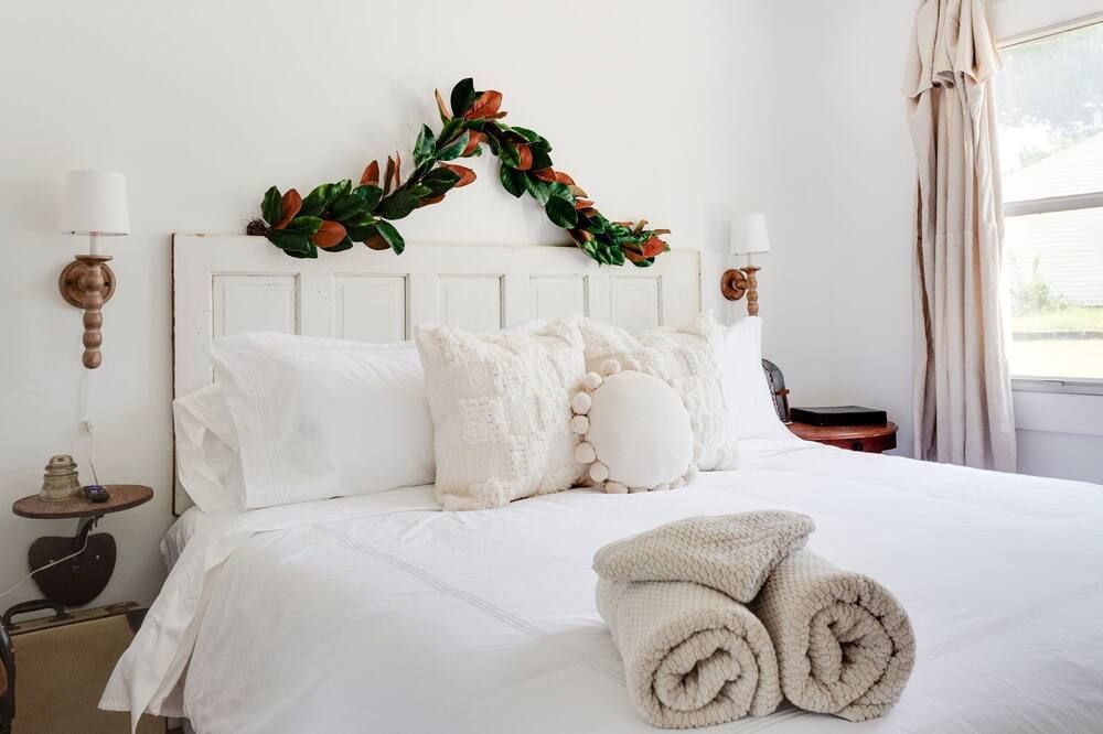 Cottage Charmer-Walkable/Bars/Restaurants/Pets ok - راليغ - غرفة نوم